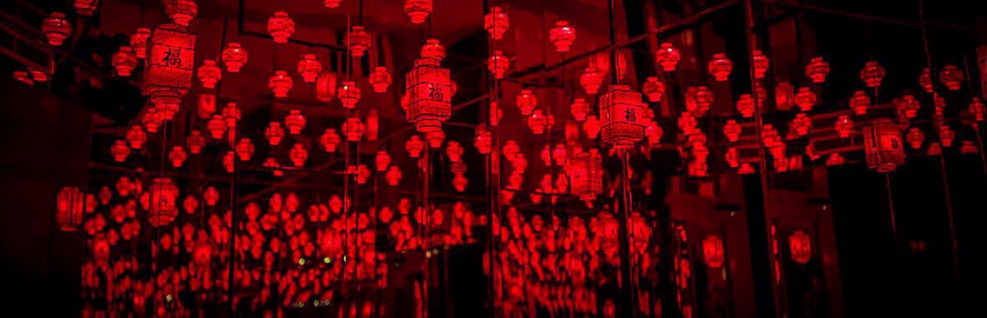 Sala de espejos: techo de espejos lleno de farolillos rojos